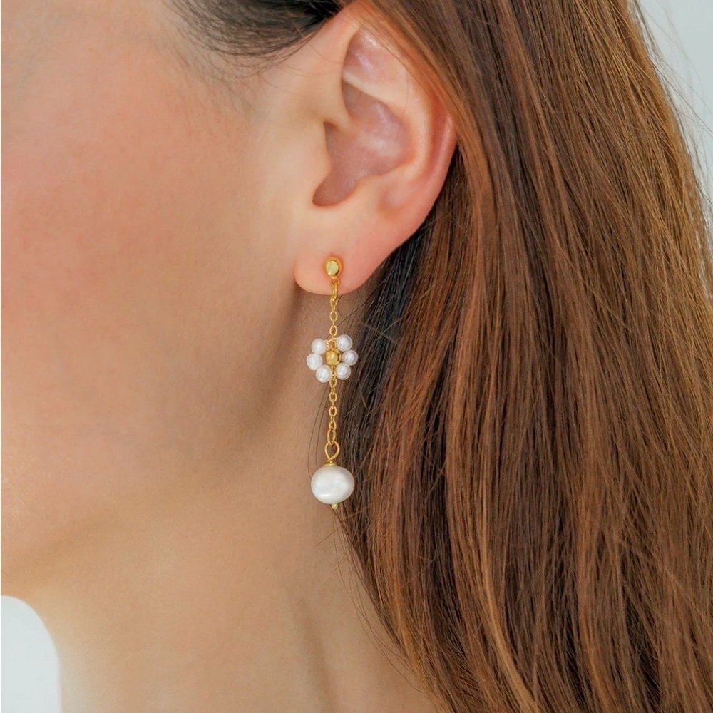 Mint & Lily. Chic Gold and Pearl Cluster Earrings. NWT